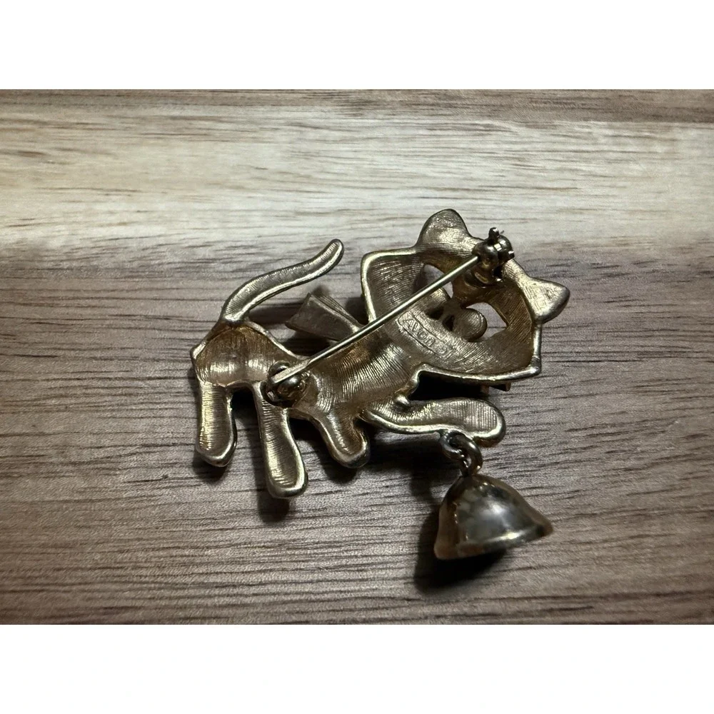 AVON VTG GOLD METAL CAT PIN WITH BELL & BLUE EYES JEWELRY ACCESSORIES